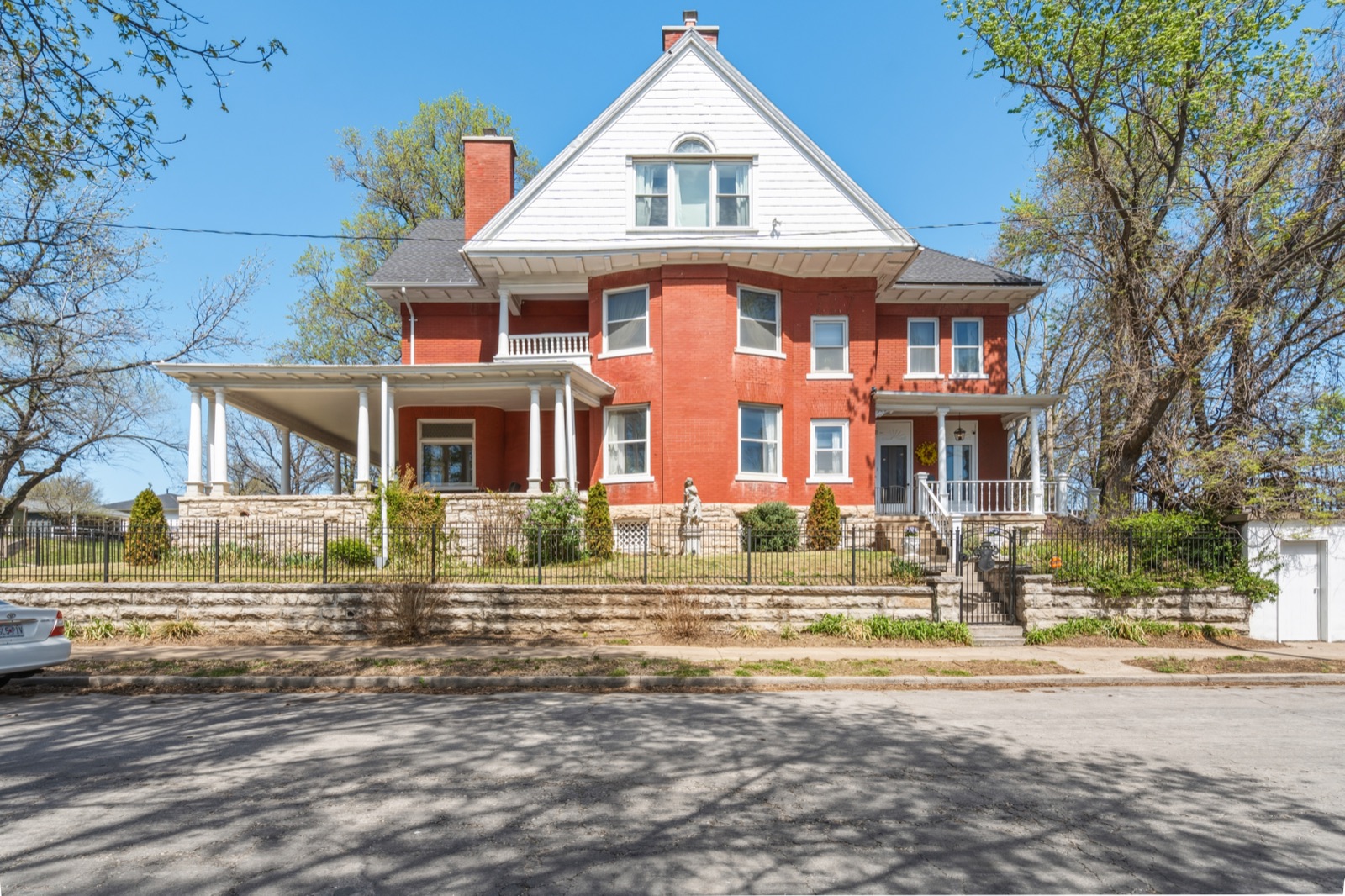 415 Benton Boulevard photo