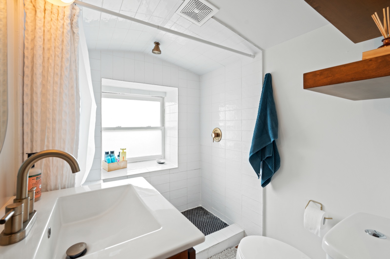 3501 Gladstone Boulevard photo